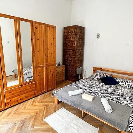 Nice Bedroom Near The Bus And Train Station Cracovia Exterior foto