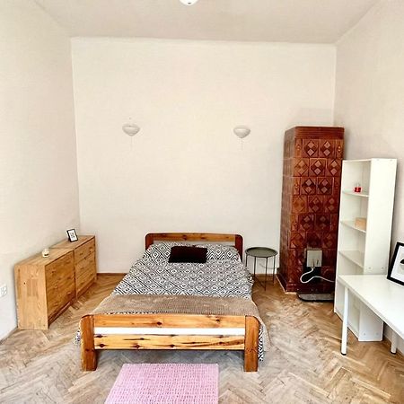 Nice Bedroom Near The Bus And Train Station Cracovia Exterior foto