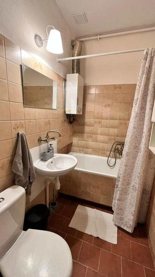 Nice Bedroom Near The Bus And Train Station Cracovia Exterior foto