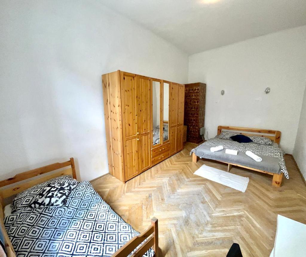 Nice Bedroom Near The Bus And Train Station Cracovia Exterior foto