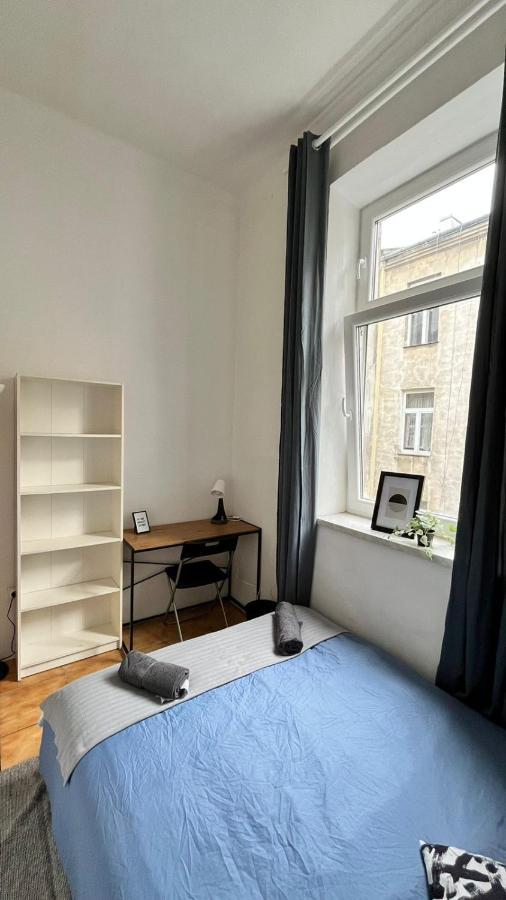 Nice Bedroom Near The Bus And Train Station Cracovia Exterior foto