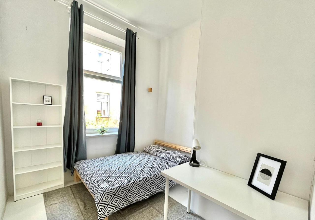 Nice Bedroom Near The Bus And Train Station Cracovia Exterior foto