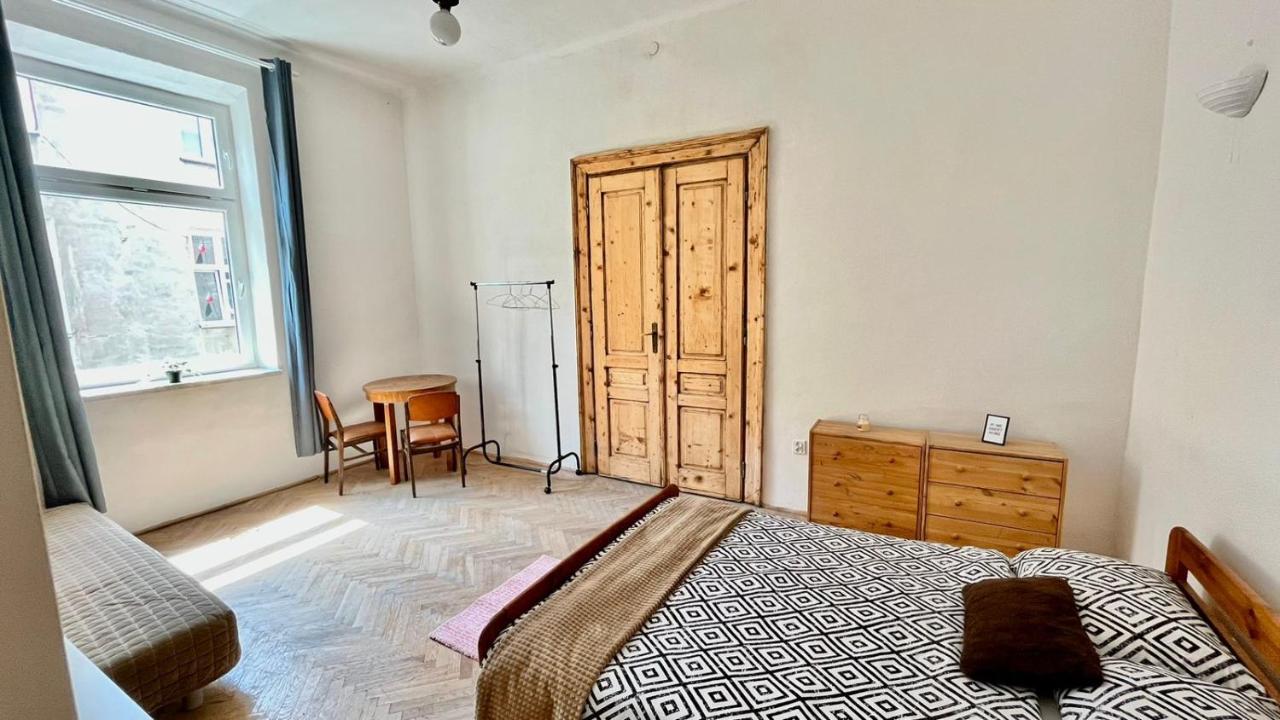 Nice Bedroom Near The Bus And Train Station Cracovia Exterior foto