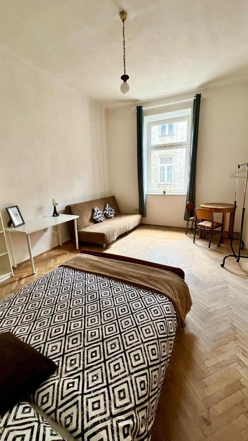 Nice Bedroom Near The Bus And Train Station Cracovia Exterior foto