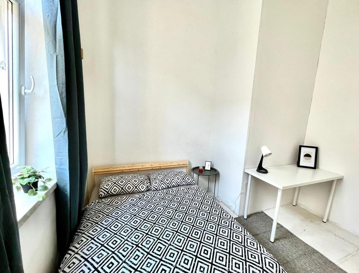 Nice Bedroom Near The Bus And Train Station Cracovia Exterior foto
