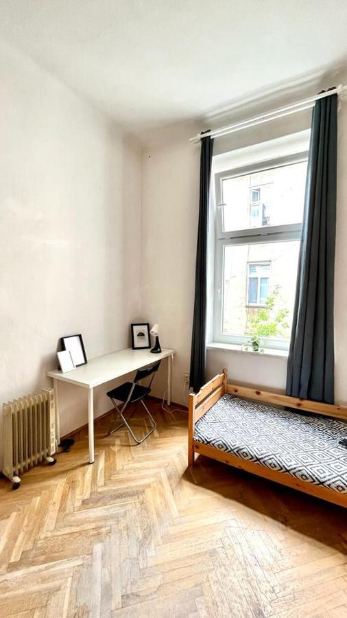 Nice Bedroom Near The Bus And Train Station Cracovia Exterior foto