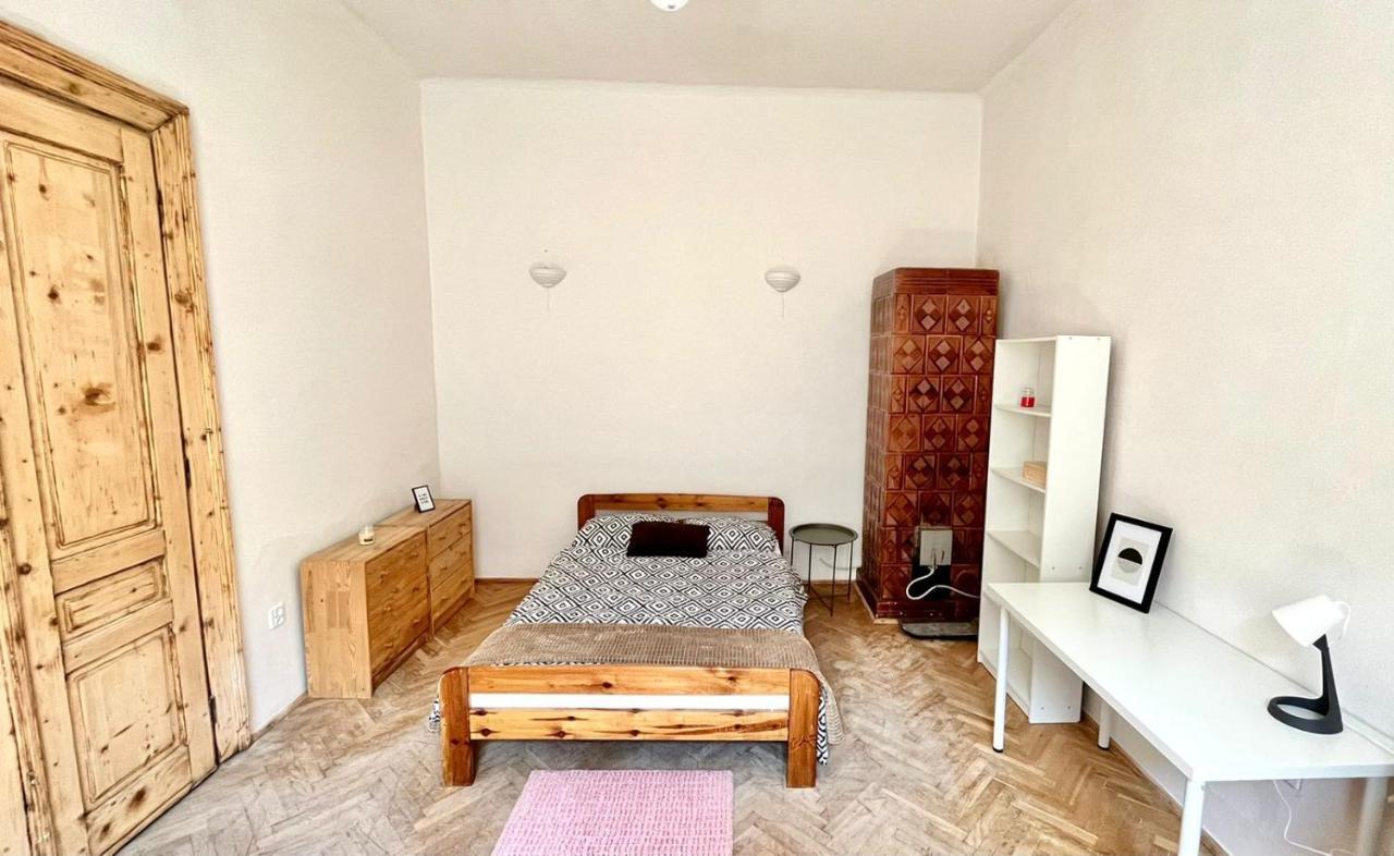 Nice Bedroom Near The Bus And Train Station Cracovia Exterior foto